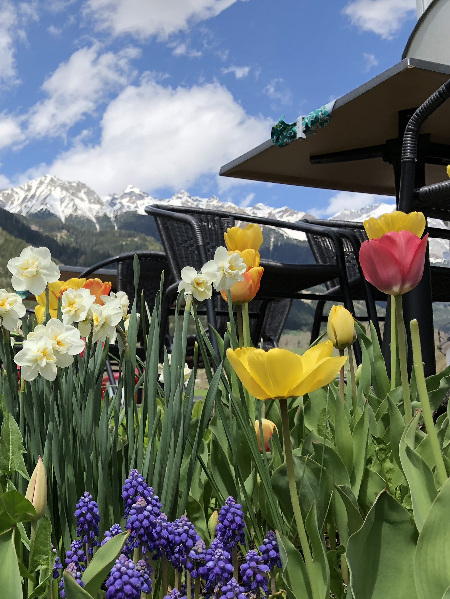 Café mit Blick auf die Berge